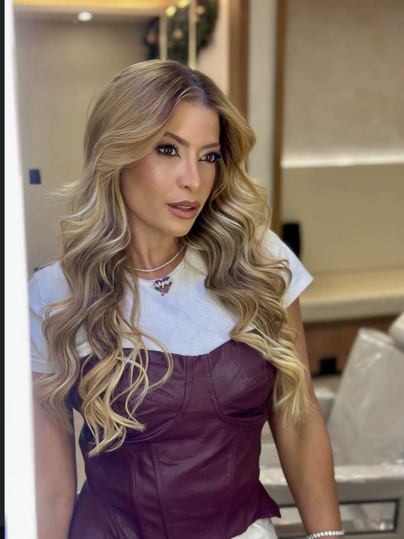 Cliente com cabelo ondulado e cheio de brilho, resultado da Bessie Beauty Club em Setúbal, Recife