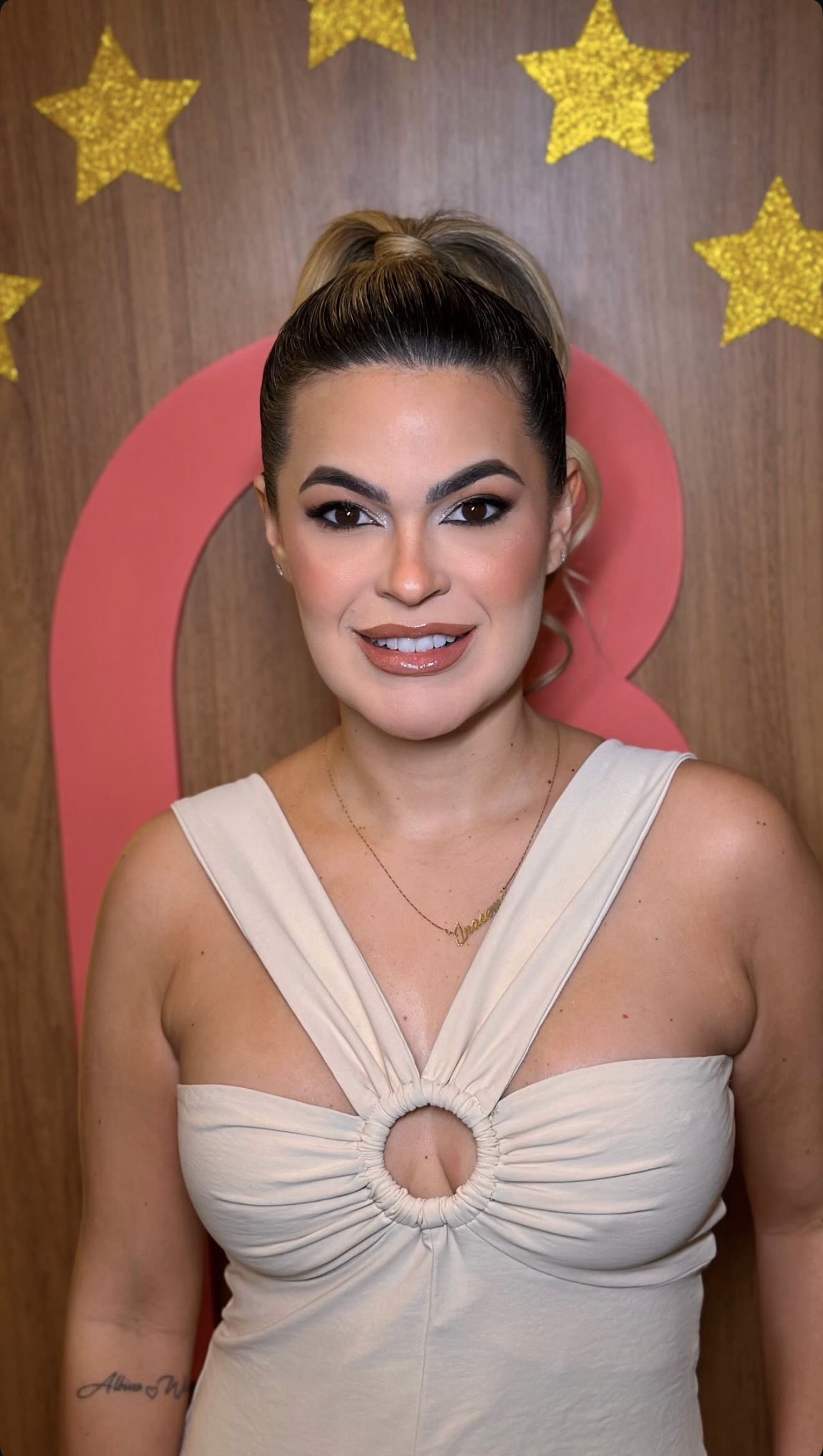 Cliente sorrindo com penteado finalizado na Bessie Beauty Club, salão de beleza em Setúbal