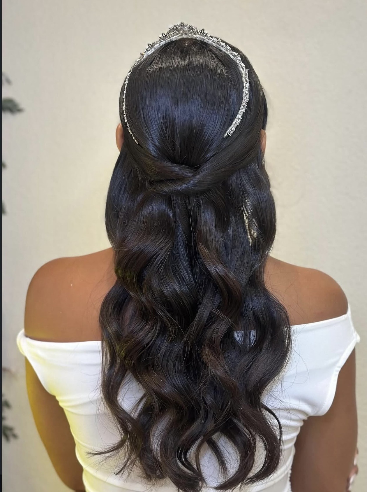 Penteado semipreso elegante finalizado no Bessie Beauty Club, salão de beleza em Setúbal