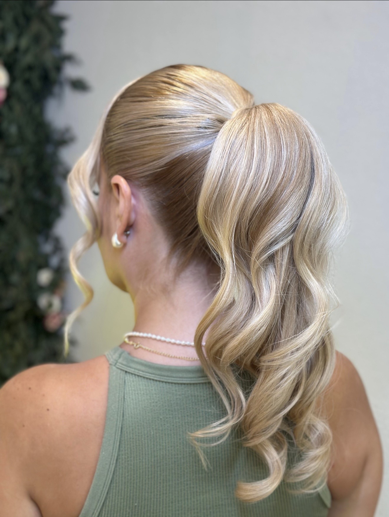 Rabo de cavalo com acabamento em ondas realizado no Bessie Beauty Club