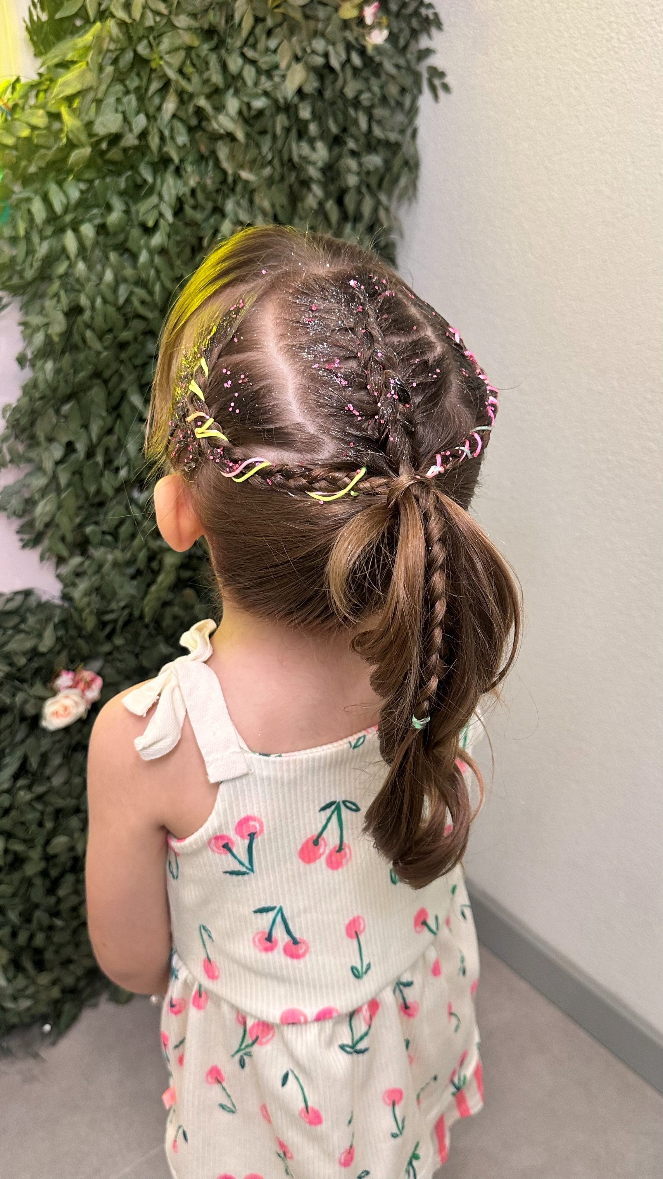 Penteado infantil trançado com glitter e miçangas coloridas realizado na Bessie Teen