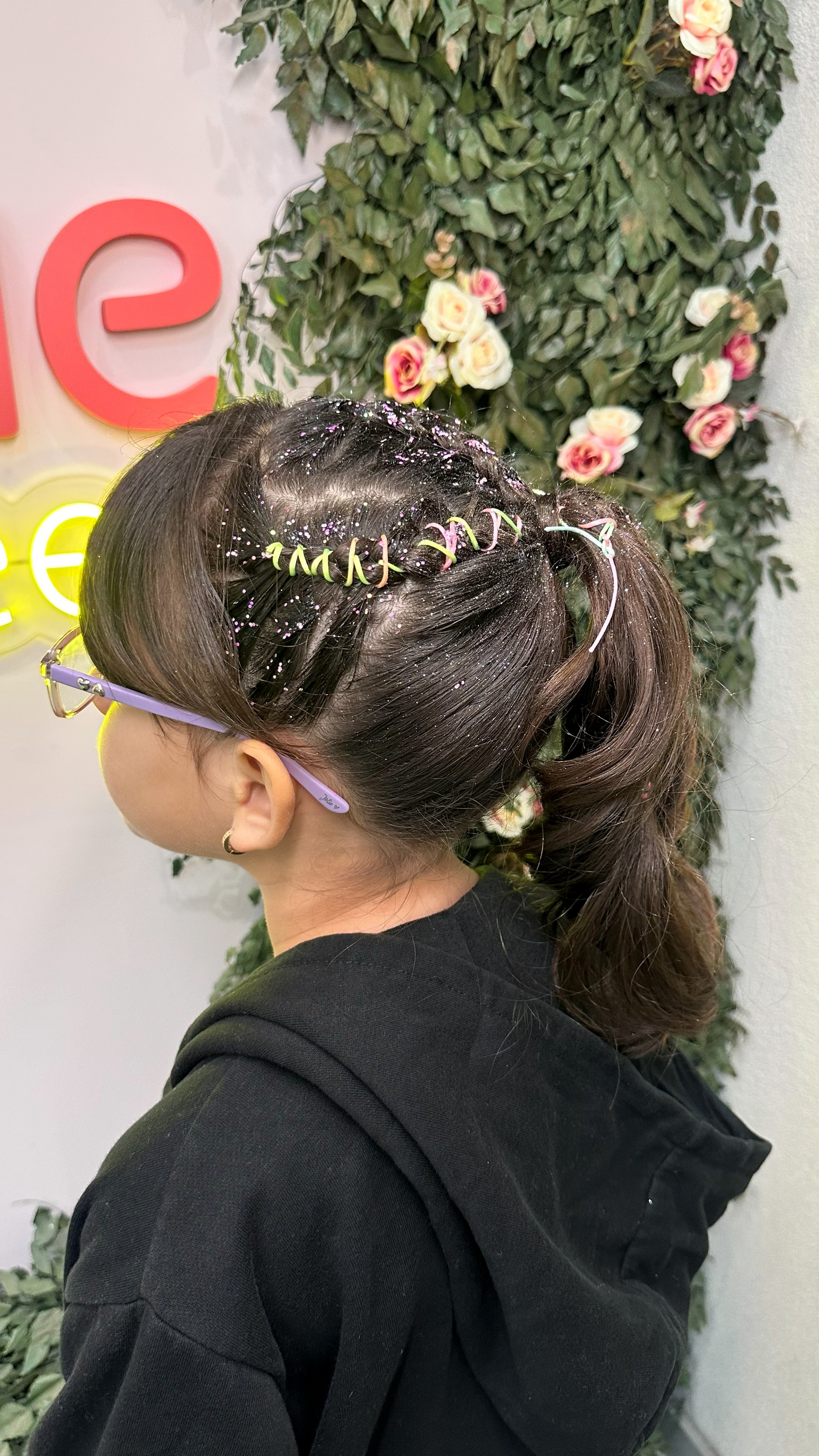 Penteado infantil com rabo de cavalo, tranças e glitter realizado na Bessie Teen