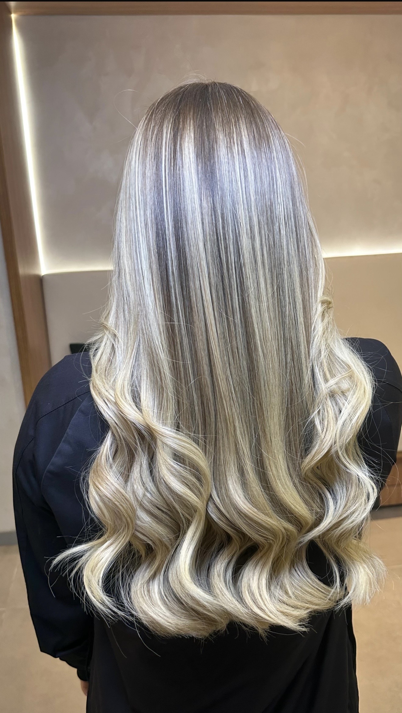 Cabelo com escova modelada e brilho, serviço de cabelo do Bessie Beauty Club em Setúbal