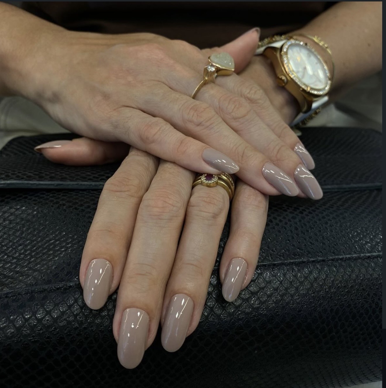 Esmaltação em gel com acabamento brilhante realizada no Bessie Beauty Club