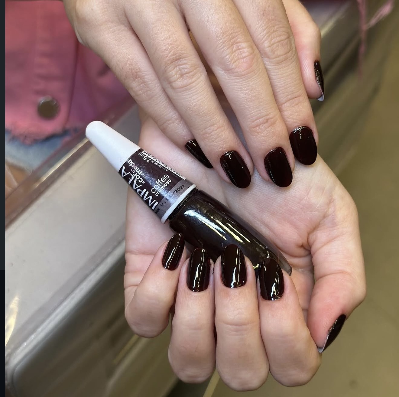 Manicure com esmaltação em tom nude realizada no Bessie Beauty Club