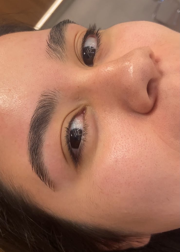 Design de sobrancelhas realizado no Bessie Beauty Club